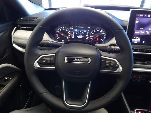 Used 2024 Jeep Compass Latitude w/ Sun and Sound Group AWD/4WD image 29