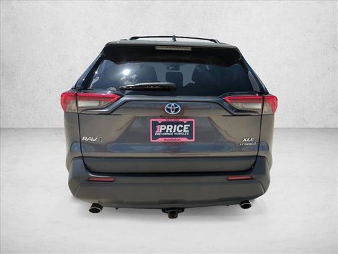 Used 2022 Toyota RAV4 XLE AWD/4WD image 7