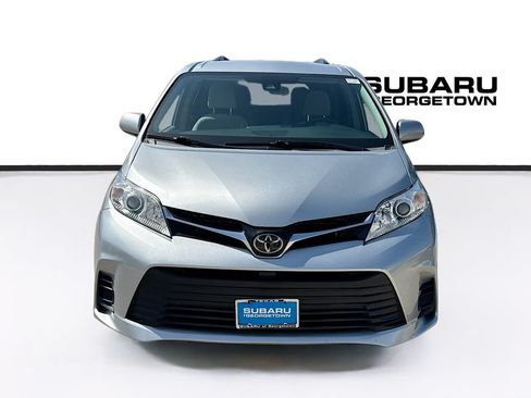 Used 2019 Toyota Sienna LE FWD image 2