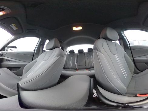 Used 2025 Hyundai Elantra SEL image 40