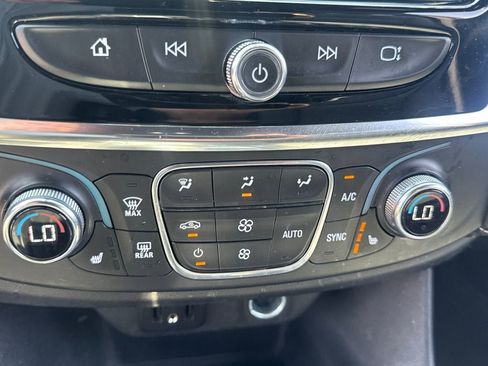 Used 2023 Chevrolet Traverse LT FWD image 23