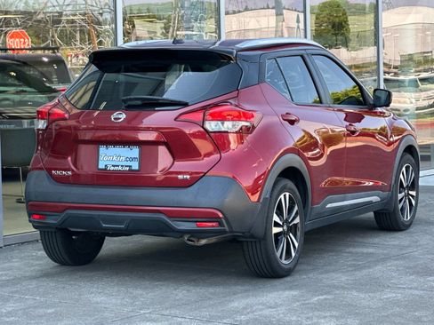 Used 2019 Nissan Kicks SR w/ SR Premium Package FWD image 3