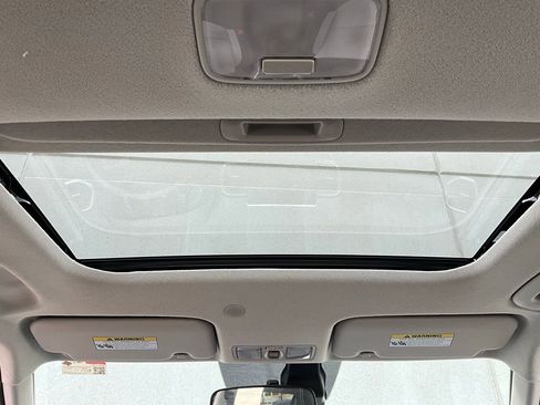 Used 2025 Hyundai Venue SEL image 18