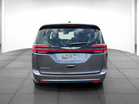 Used 2023 Chrysler Pacifica Touring-L FWD image 6