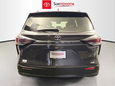 Used 2025 Toyota Sienna XLE FWD image 5