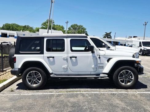 Used 2019 Jeep Wrangler Unlimited Sahara AWD/4WD image 2