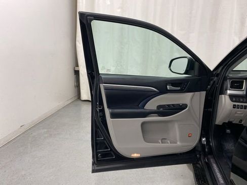 Used 2019 Toyota Highlander Limited Platinum AWD/4WD image 26