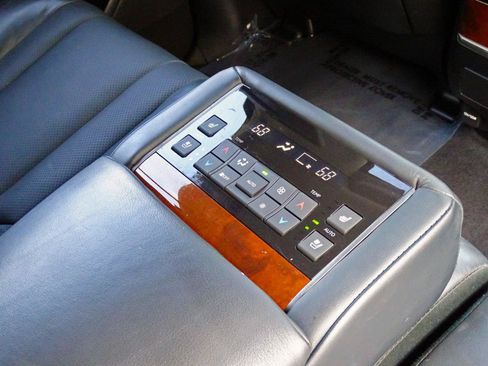 Used 2019 Lexus LX 570 4WD w/ Luxury Package image 33