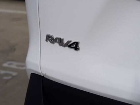 Used 2022 Toyota RAV4 LE FWD image 9