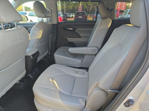 Certified 2024 Toyota Highlander XLE image 16