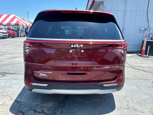 Used 2022 Kia Carnival EX FWD image 4