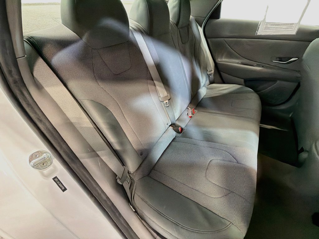 Used 2021 Hyundai Elantra SE FWD image 24