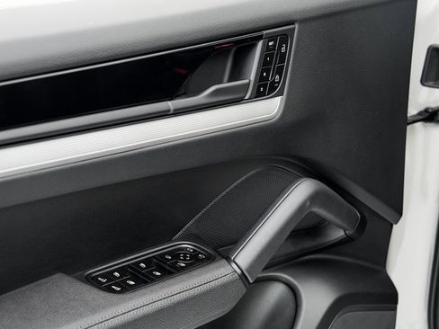Certified 2025 Porsche Cayenne image 8