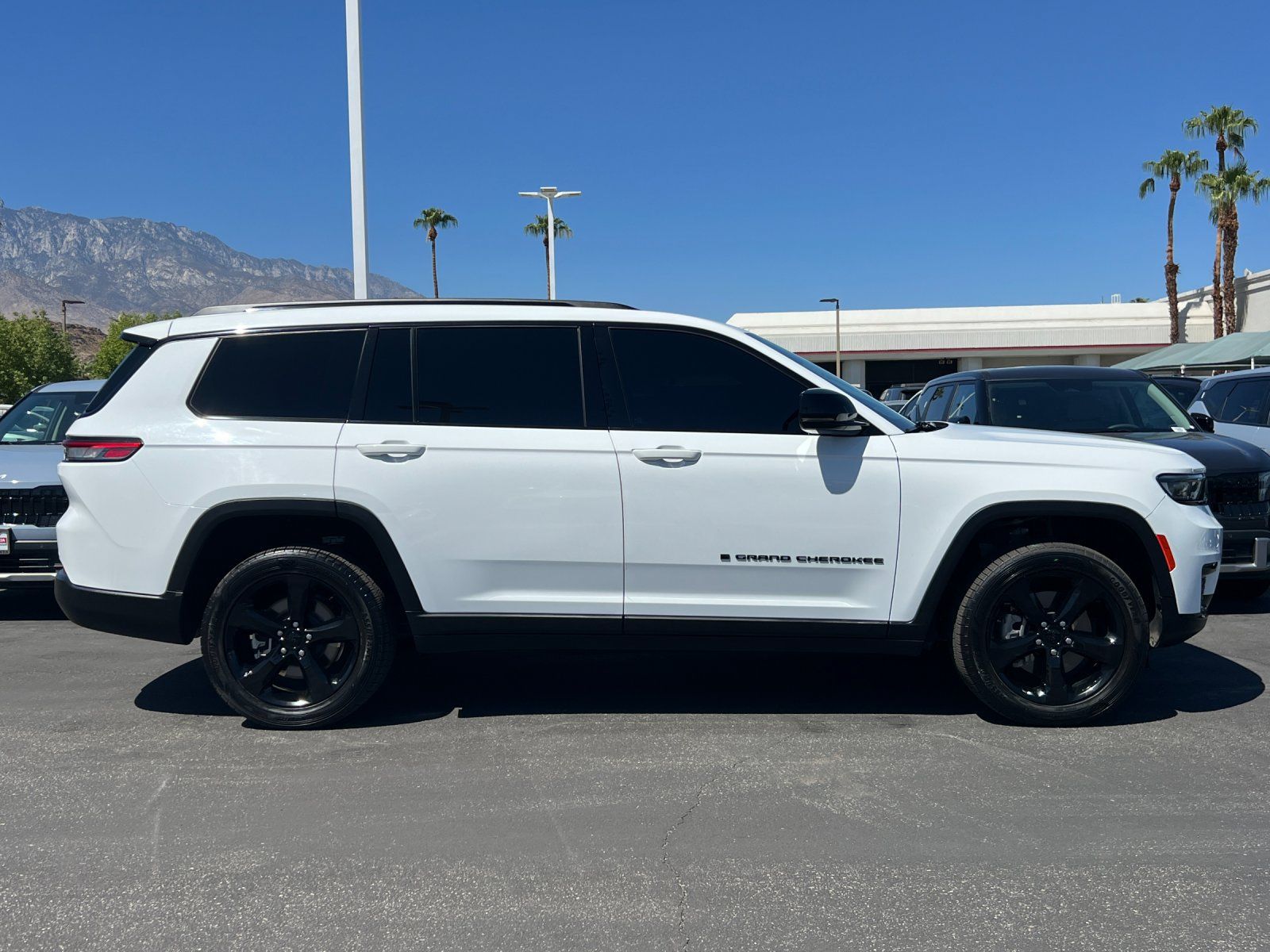 Used 2022 Jeep Grand Cherokee L Laredo AWD/4WD image 2