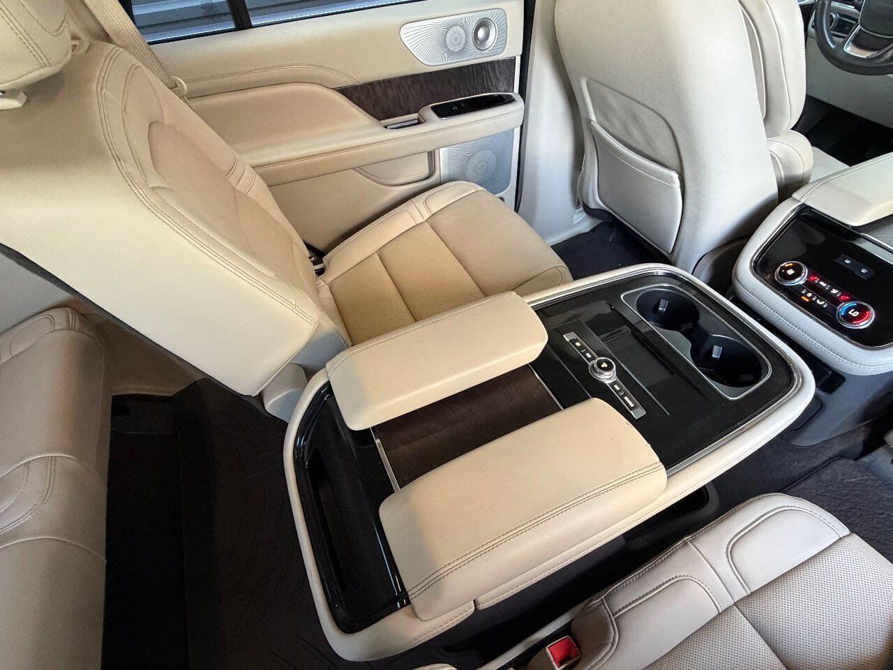 Used 2021 Lincoln Navigator Reserve w/ Luxury Package AWD/4WD image 24
