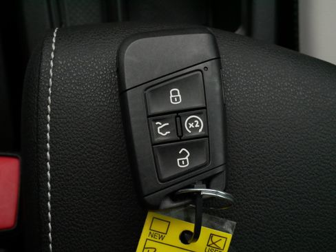 Used 2025 Volkswagen Taos SE w/ Panoramic Sunroof Package AWD/4WD image 32