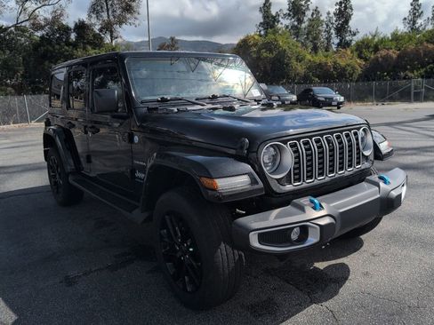 Used 2024 Jeep Wrangler Unlimited Sahara w/ Technology Group AWD/4WD image 3