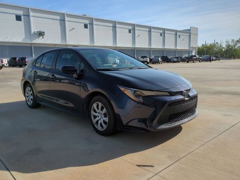 Used 2020 Toyota Corolla LE image 3