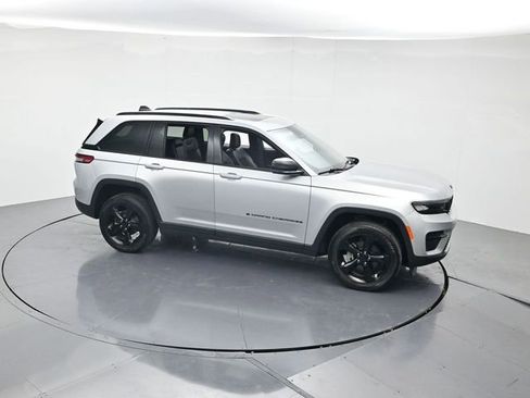 Used 2024 Jeep Grand Cherokee Altitude AWD/4WD image 40