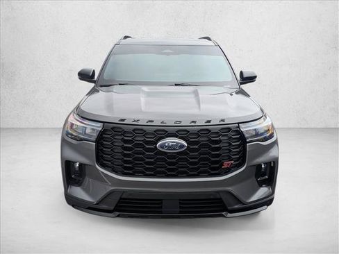 Used 2025 Ford Explorer ST image 2