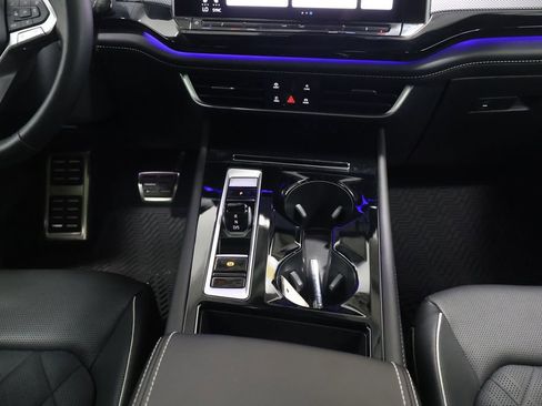 Used 2024 Volkswagen Atlas Cross Sport SEL Premium R-Line image 20