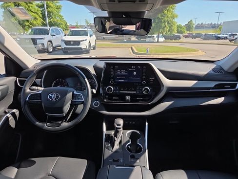 Used 2020 Toyota Highlander XLE FWD image 15