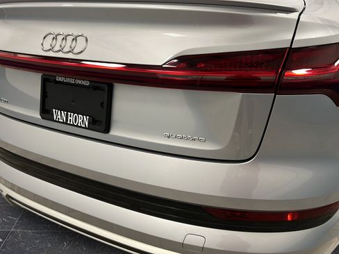 Used 2022 Audi e-tron Prestige w/ Prestige Package AWD/4WD image 39