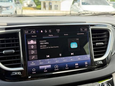 Used 2024 Chrysler Pacifica Touring-L FWD image 18