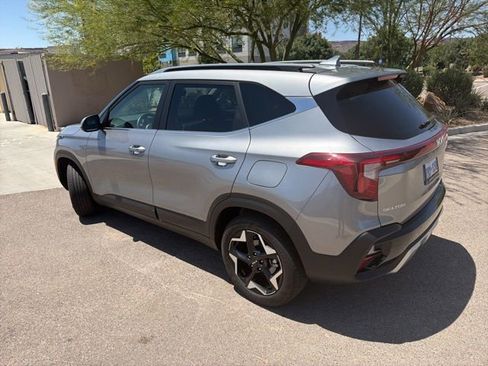 Used 2025 Kia Seltos EX FWD image 6