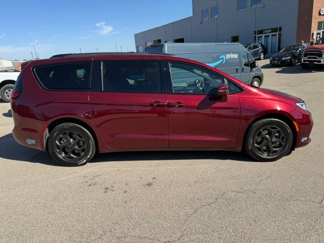 Used 2021 Chrysler Pacifica Limited w/ Uconnect Theater Family Group FWD image 13