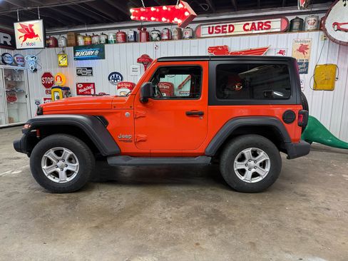 Used 2019 Jeep Wrangler Sport image 2