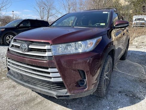 Used 2018 Toyota Highlander LE image 2