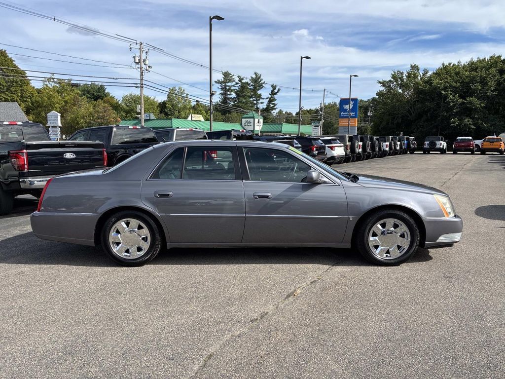 Used 2007 Cadillac DTS Luxury I w/ Sun And Navigation Package FWD image 8