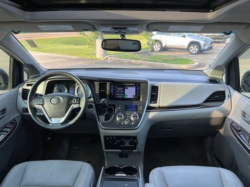 Used 2017 Toyota Sienna XLE image 14