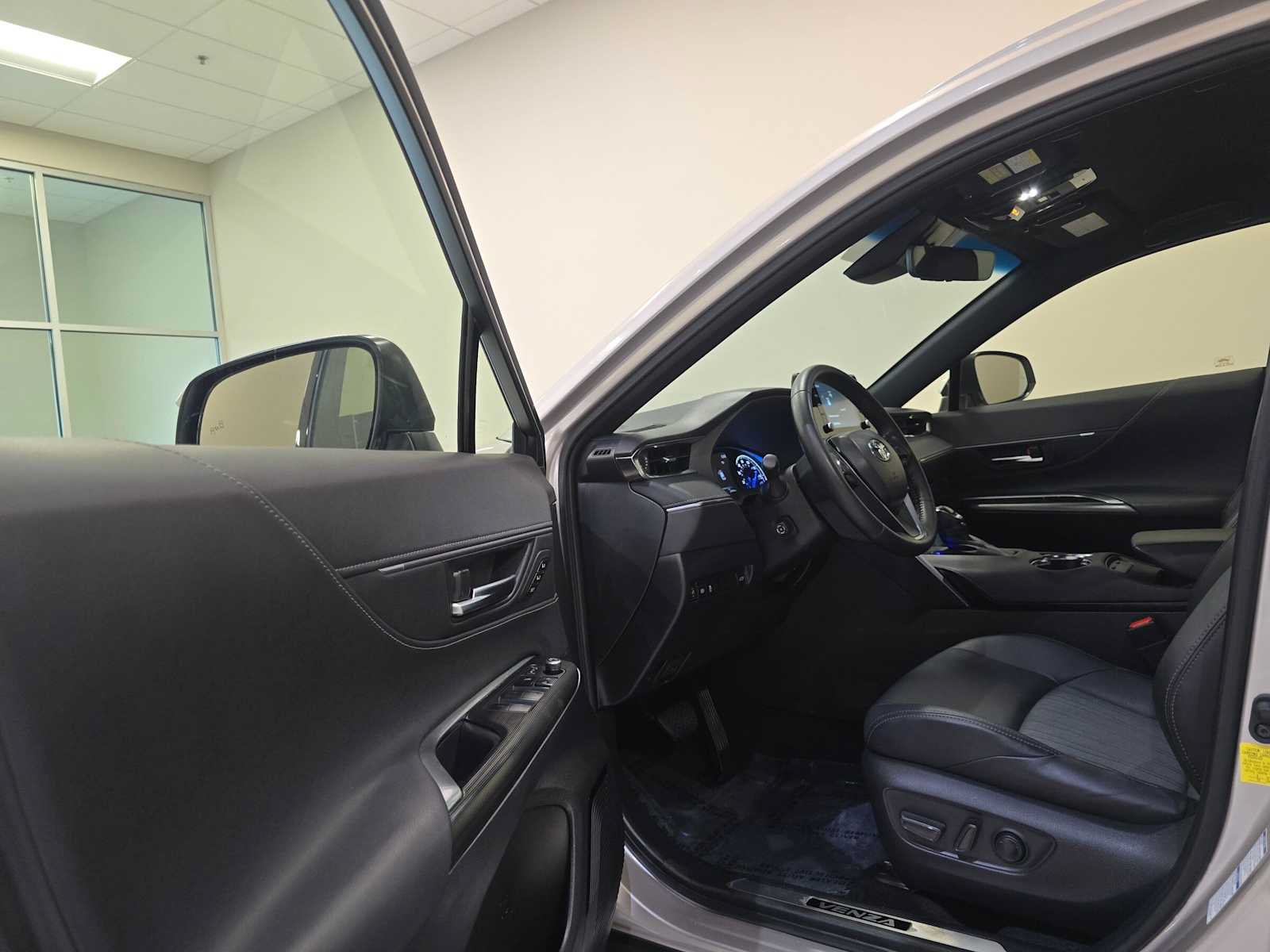 Certified 2021 Toyota Venza XLE AWD/4WD image 22