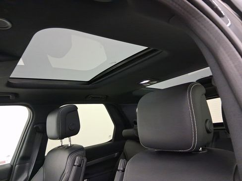 New 2025 Land Rover Discovery Dynamic SE image 13