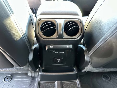 Used 2022 Jeep Wrangler Unlimited Sahara image 16