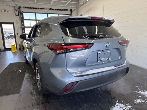 Certified 2024 Toyota Highlander XLE image 6
