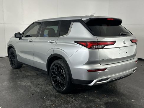 Used 2023 Mitsubishi Outlander SE AWD/4WD image 6