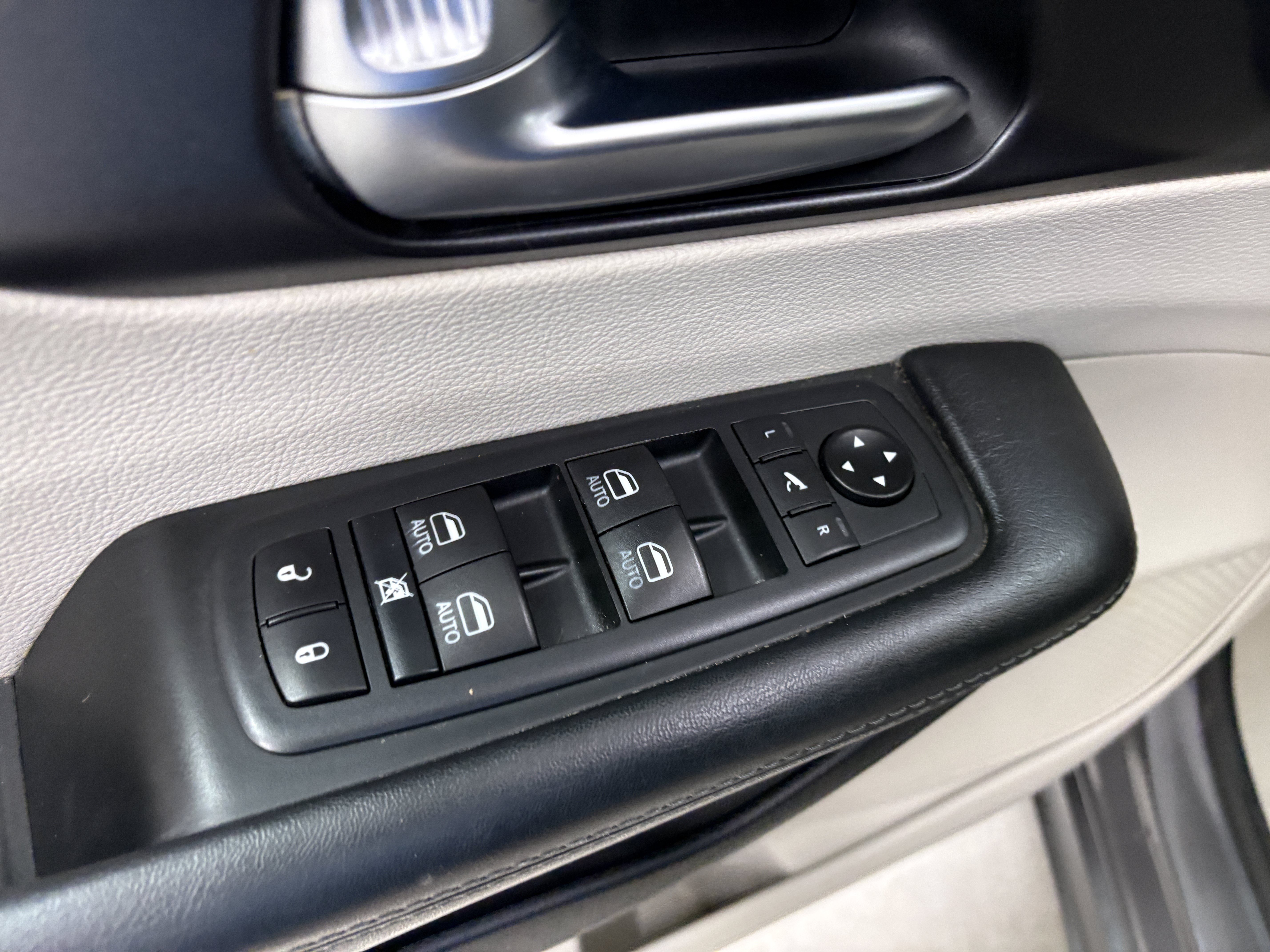 Used 2020 Chrysler Pacifica Limited w/ Advanced Safetytec Group FWD image 28