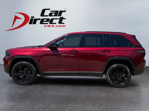 Used 2023 Jeep Grand Cherokee Limited w/ Black Appearance Package AWD/4WD image 3