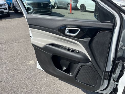 Used 2025 Jeep Compass Limited image 18