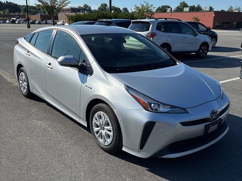 Used 2022 Toyota Prius LE FWD image 4