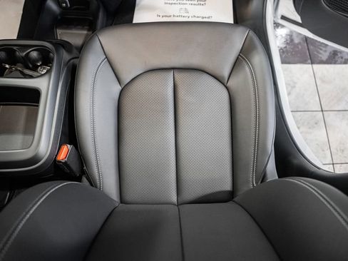 New 2026 Chrysler Pacifica Select image 30