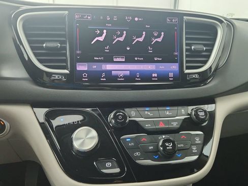 Certified 2024 Chrysler Pacifica Touring-L FWD image 29