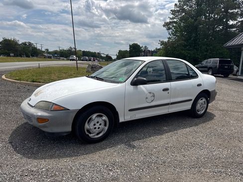 Used 1996 Chevrolet Cavalier Sedan FWD image 2