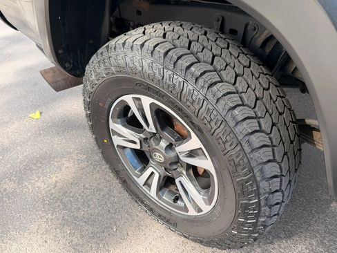 Used 2020 Toyota Tacoma TRD Off-Road AWD/4WD image 18
