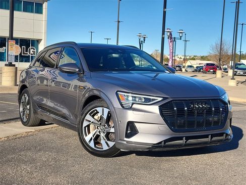 Used 2022 Audi e-tron Premium w/ Convenience Plus Package image 2