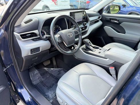Used 2021 Toyota Highlander XLE AWD/4WD image 2