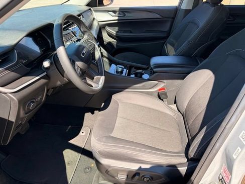 Certified 2023 Jeep Grand Cherokee Laredo AWD/4WD image 11